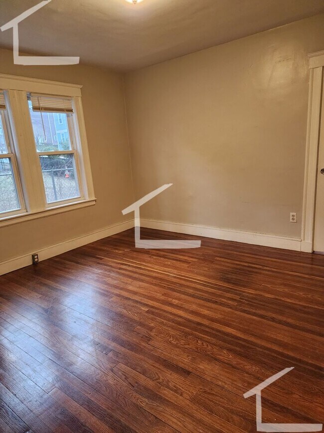 Building Photo - Nice 2 bed in JP