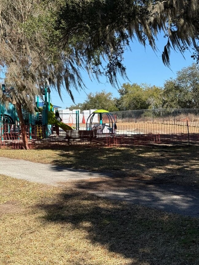 Building Photo - Awesome location and close to a park!