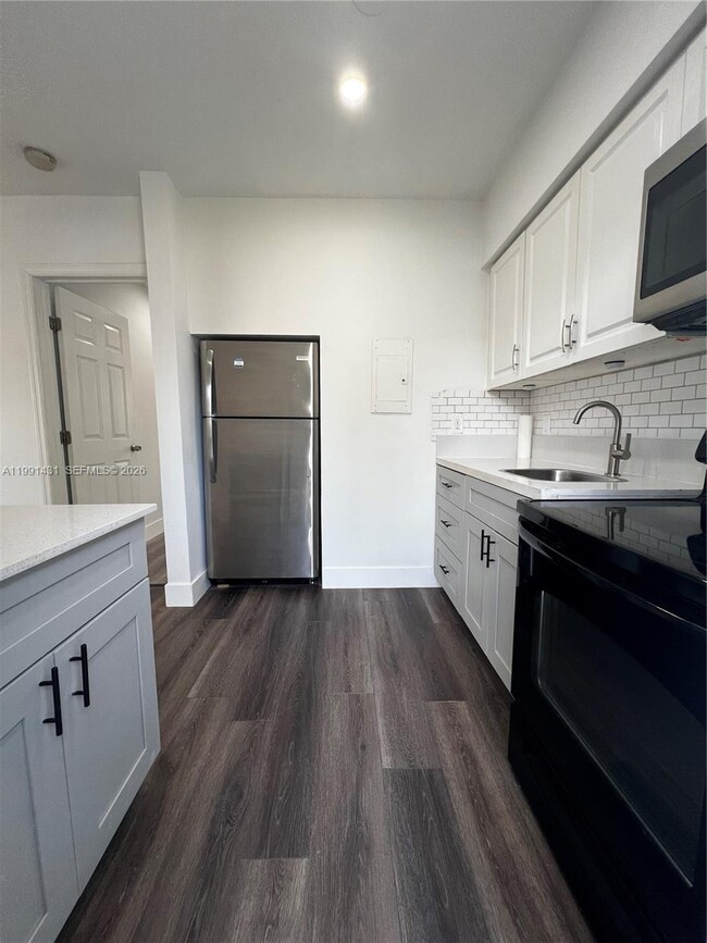 Building Photo - 550 SW 16th Ave