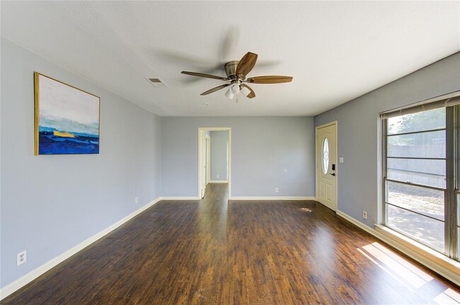 Building Photo - 2502 Roy Cir