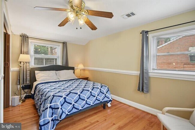 Building Photo - 3705 S Four Mile Run Dr