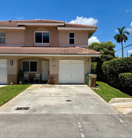 Building Photo - 4901 Palm Garden Ln