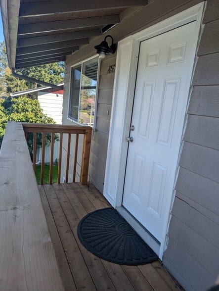 Building Photo - 10515 NE 8th St