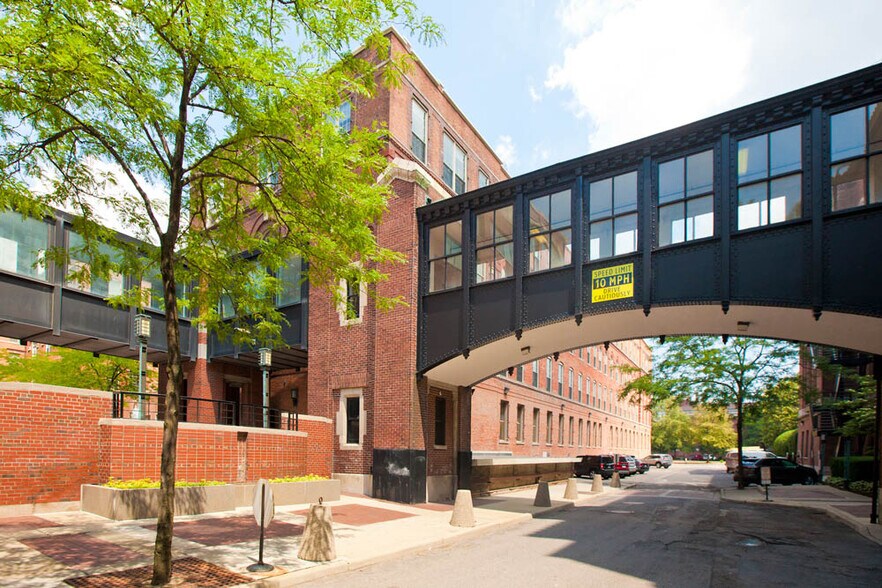 Building Photo - 200 River Place Dr