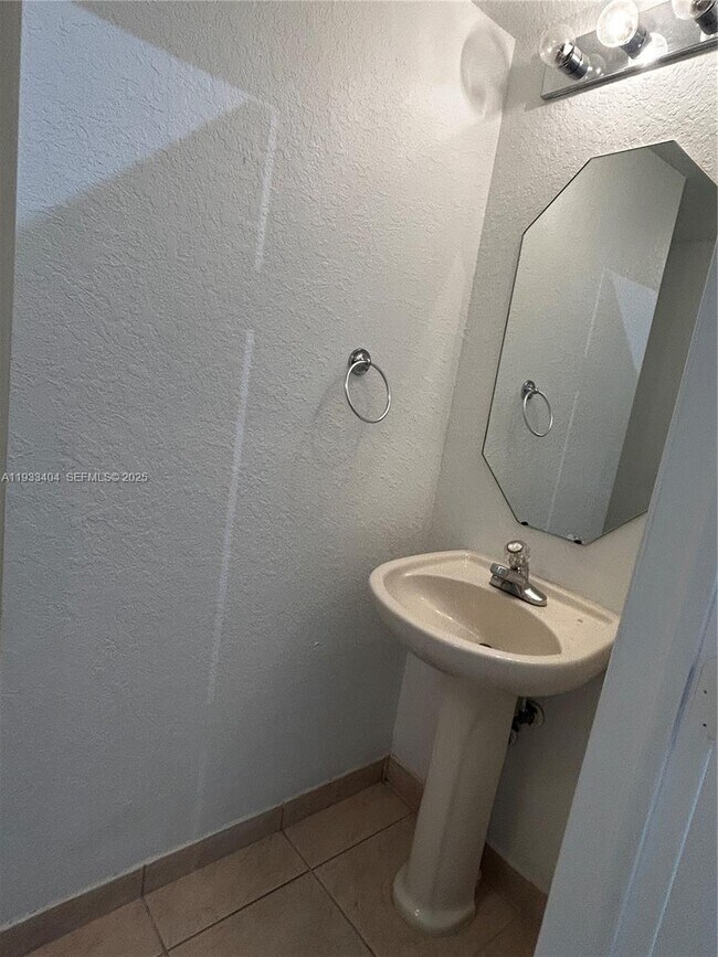 Building Photo - 10721 NW 81st Ln