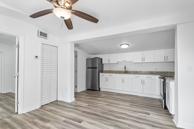 Building Photo - Tampa Back House 3722