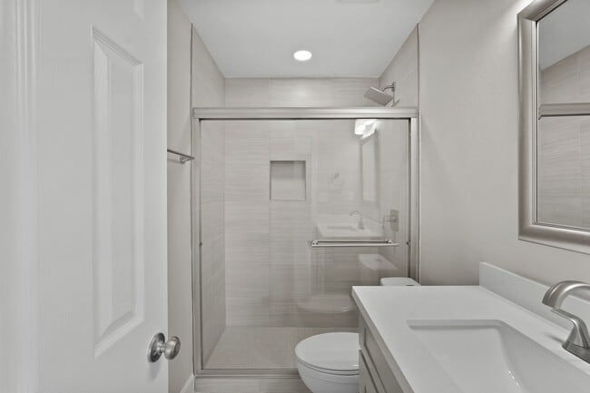 Building Photo - 2101 Fountain View Dr