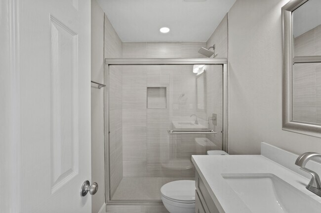 Building Photo - 2201 Fountain View Dr