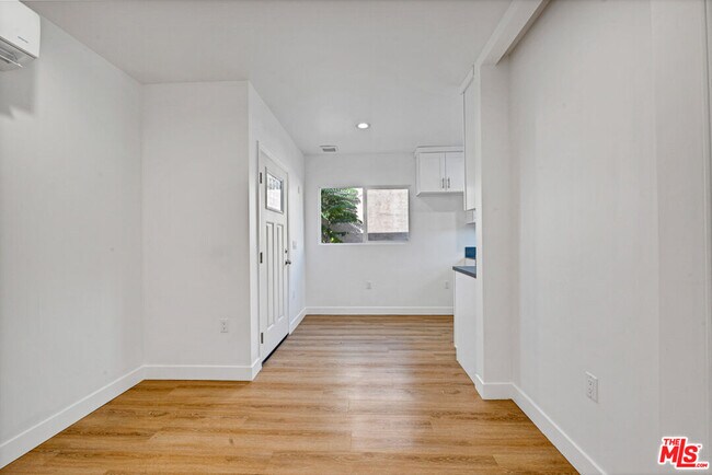 Building Photo - 220 E Vernon Ave