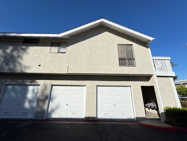 Building Photo - Beautiful 2Bd/1.5Ba Townhome in Orange w/A...