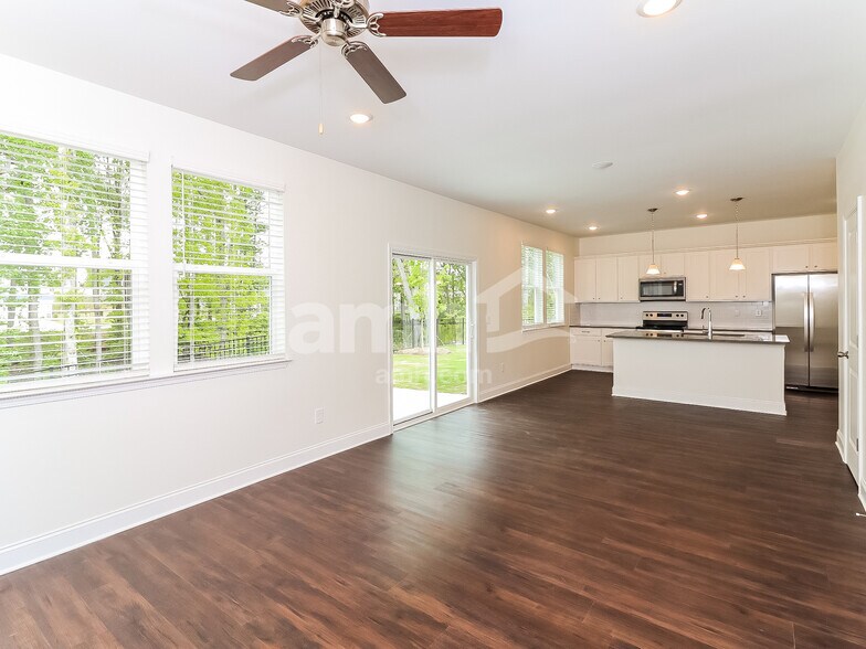Building Photo - 4040 Chivalry Dr