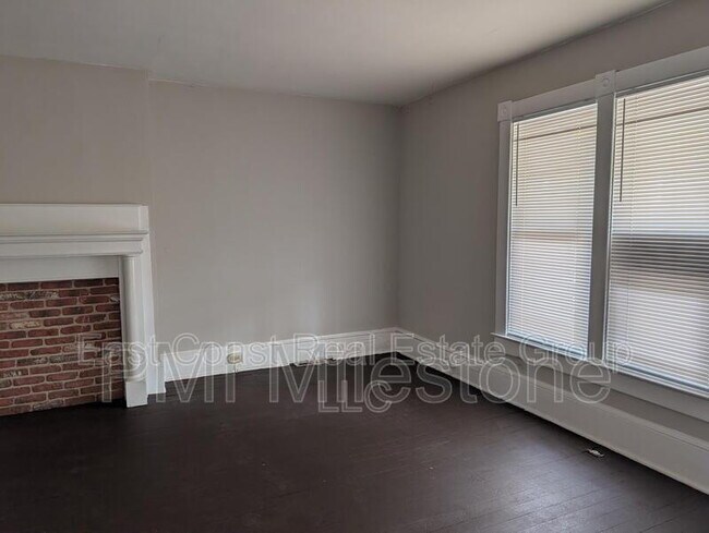 Building Photo - 304 1/2 W Martin St