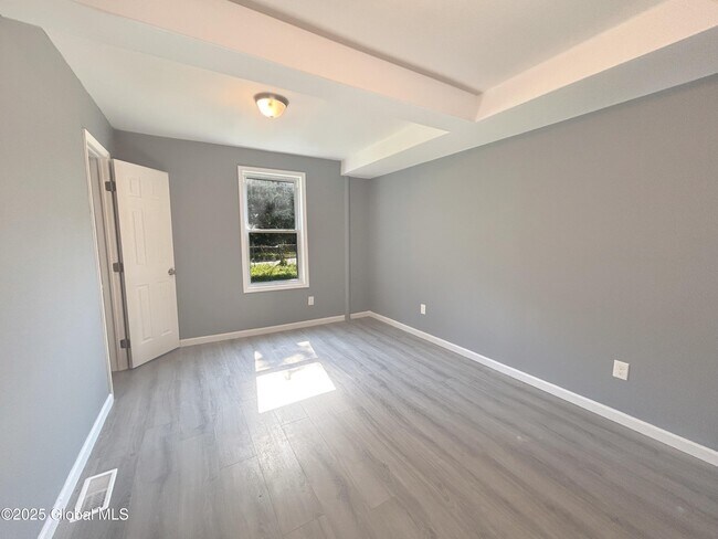 Building Photo - 553 Mumford St