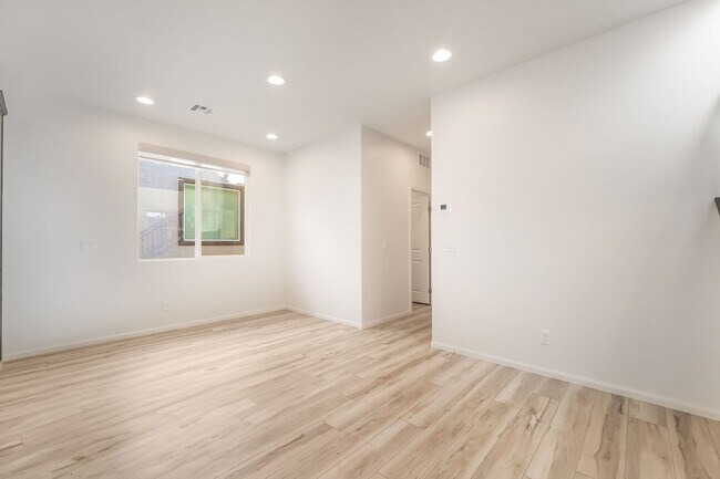 Building Photo - GORGEOUS BRAND NEW 4 BEDROOM HOME FOR LEASE!