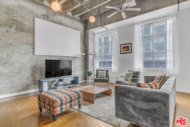 Building Photo - 312 W 5th St