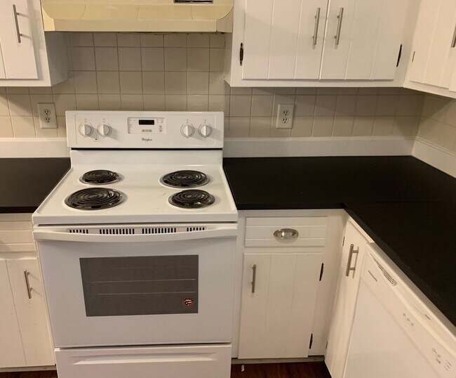 Building Photo - Two Bedroom apartment, with Deck, off of Timberlake, and close to 460