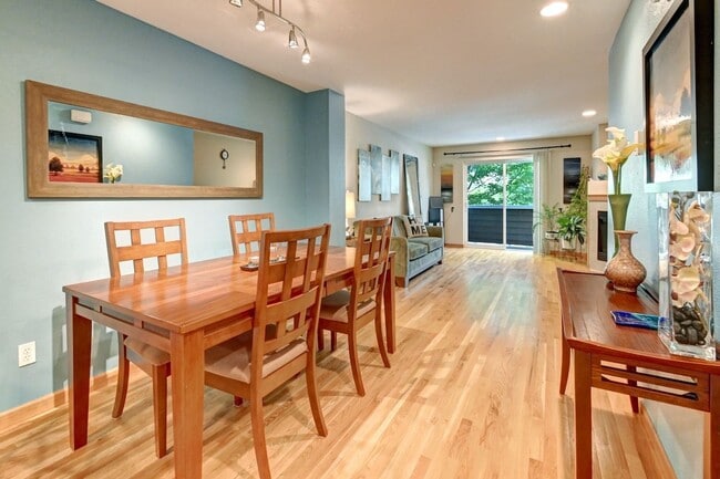 Building Photo - Immaculate Townhome with Private Patio!