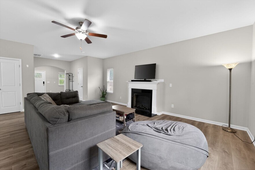 Building Photo - 5917 Neck Rd