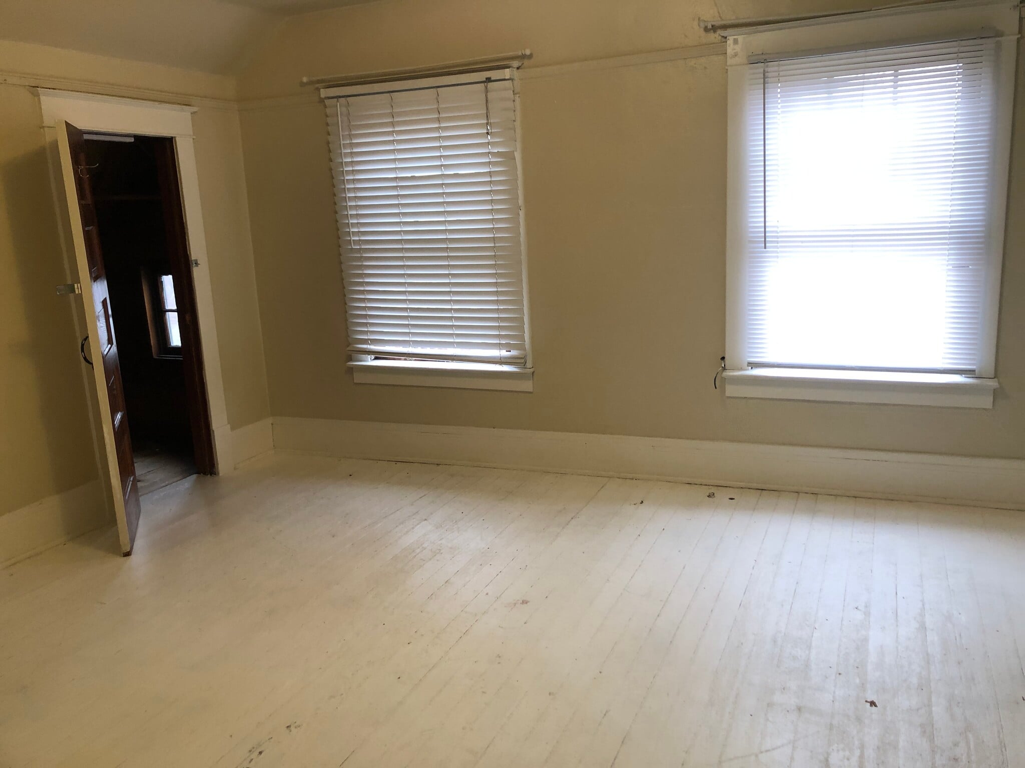 Building Photo - 400 NE Oak St