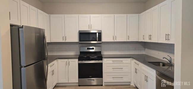 Building Photo - 211 Henderson Rd