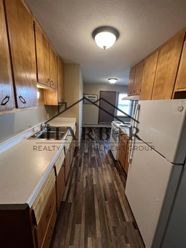 Building Photo - Cozy 2 Bed, 1 Bath – Perfect for Roommates...