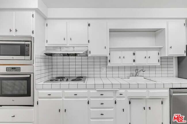 Building Photo - 825 S Gretna Green Way