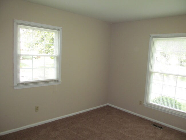 Building Photo - Brick Ranch in Rural Hall with fenced back...
