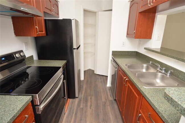 Building Photo - 8742 Mallard Reserve Dr