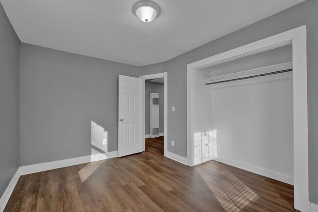 Building Photo - 2 bed 1 bath + laundry