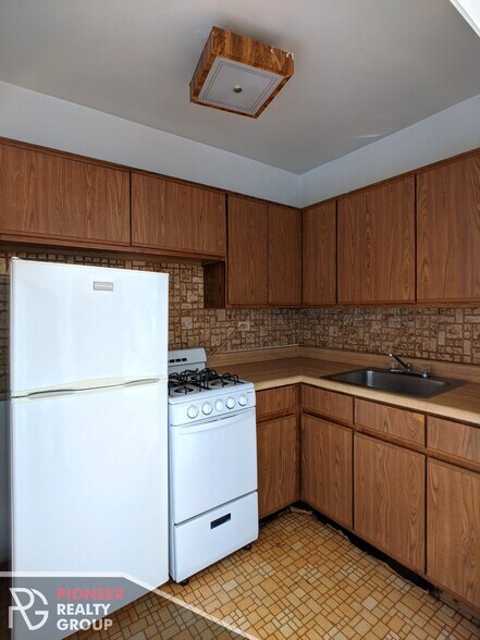 Building Photo - 717 W Belmont Ave
