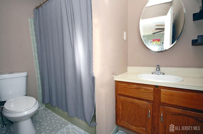 Building Photo - 4 White Oaks Dr