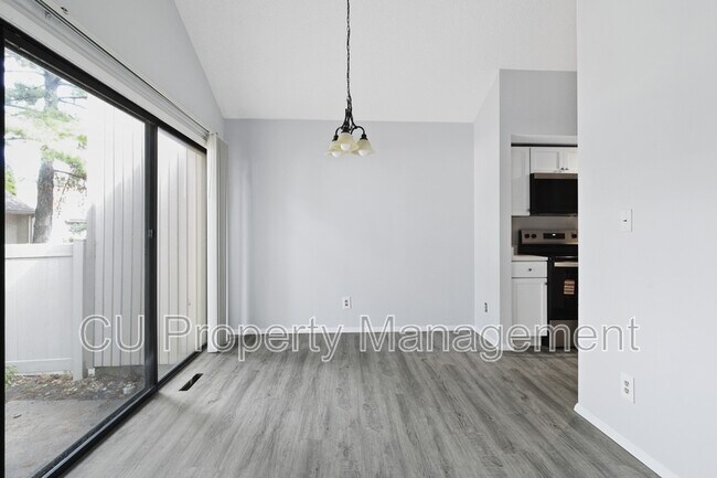 Building Photo - 2302A Melrose Dr