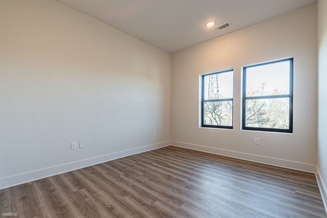 Building Photo - 1 br, 1 bath Condo - 112 Rogers Street Nor...