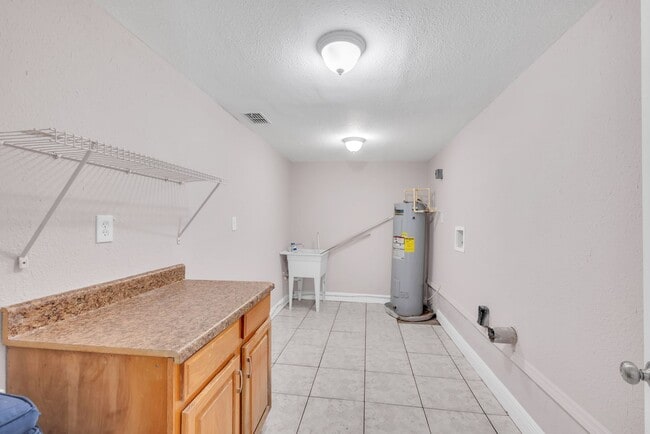 Building Photo - Charming & Deceptively Spacious 4BR Home in South Seminole Heights – Fully Renovated!