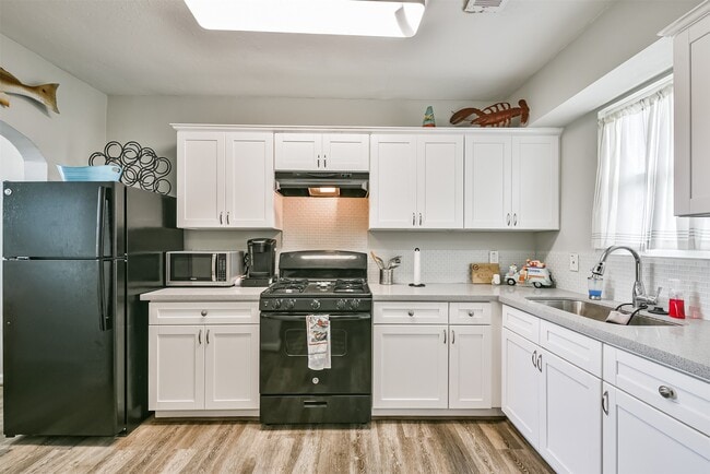 Building Photo - 5008 Avenue O 1/2