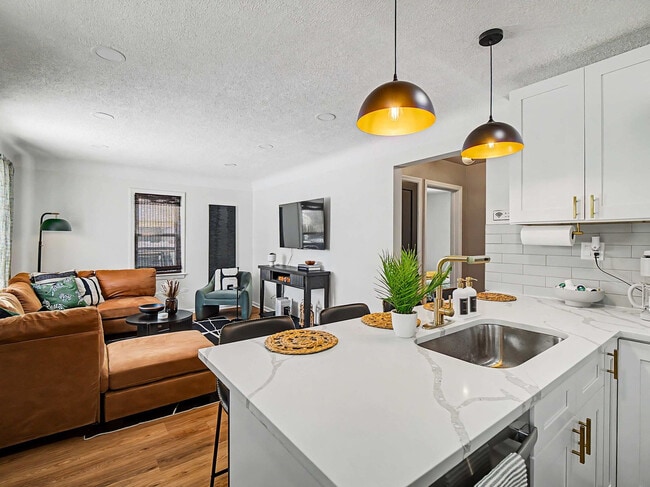 Building Photo - 5252 W 45th St