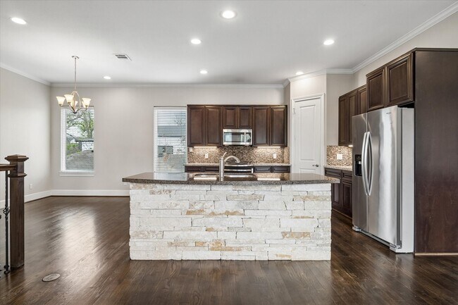 Building Photo - 1105 E 27th St