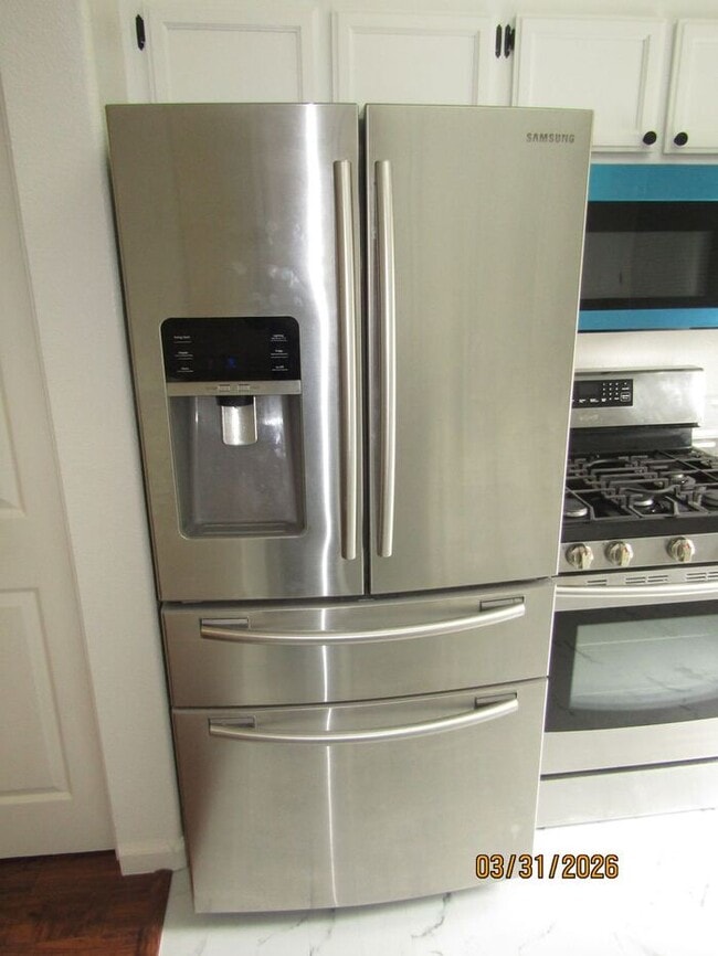 Building Photo - Beautifully updated single family house available NOW! $3,000 per month