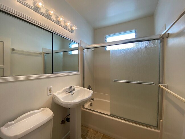 Building Photo - Beautiful 2BD/2BA Beach Home | Prime Mission Beach Location | Garage + 2 Parking Spaces
