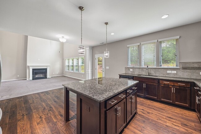 Building Photo - Spectacular 5 Bedrm, 3.5 Bath in the gated...