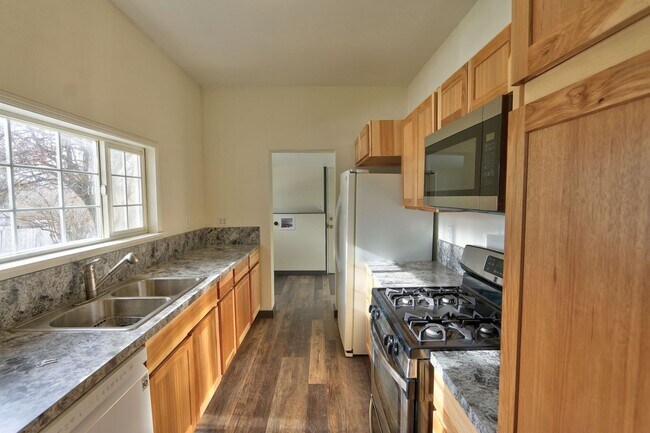 Building Photo - 2 Bedroom 1 Bath- House