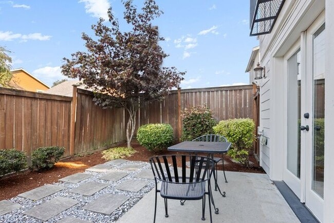 Building Photo - BEAUTIFUL Urban Townhome in Coveted West S...