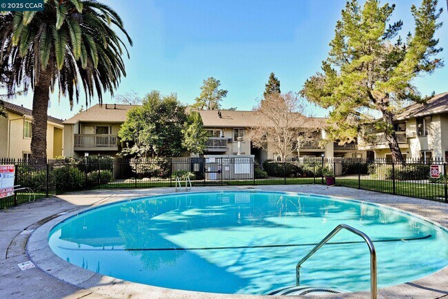 Building Photo - 2560 Walnut Blvd