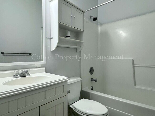 Building Photo - 2BR/2BA Condo off Wilshire Blvd - Beautifu...