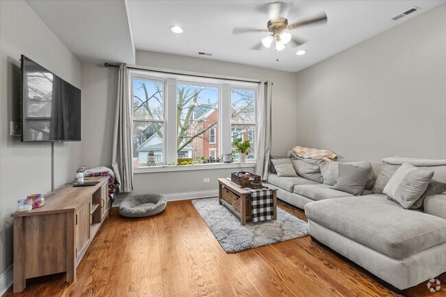 Building Photo - 2418 W Medill Ave