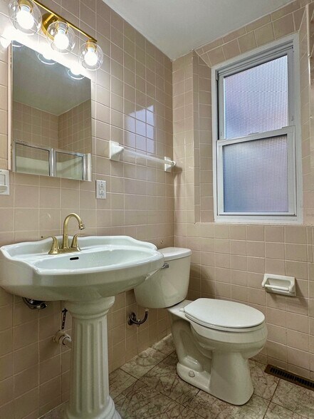 Building Photo - 408 S Hanley Rd