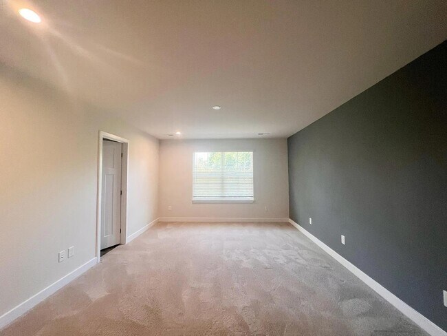 Building Photo - 131 Lilywood Ct