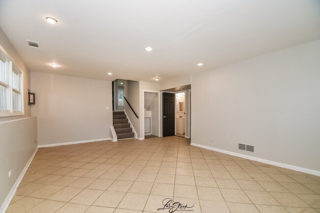 Building Photo - 605 S Raven Rd