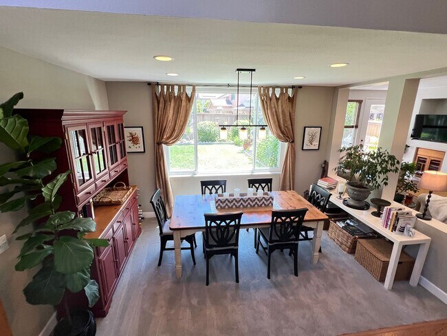 Building Photo - Wonderfully Updated 3 Bed 2.5 Bath Foothil...