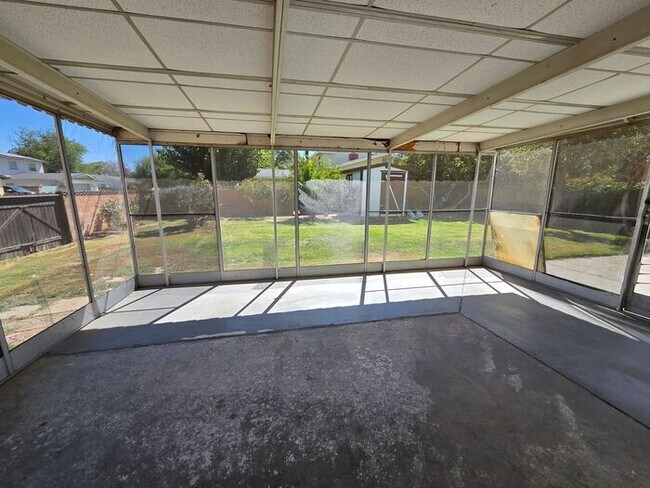 Building Photo - New Listing!